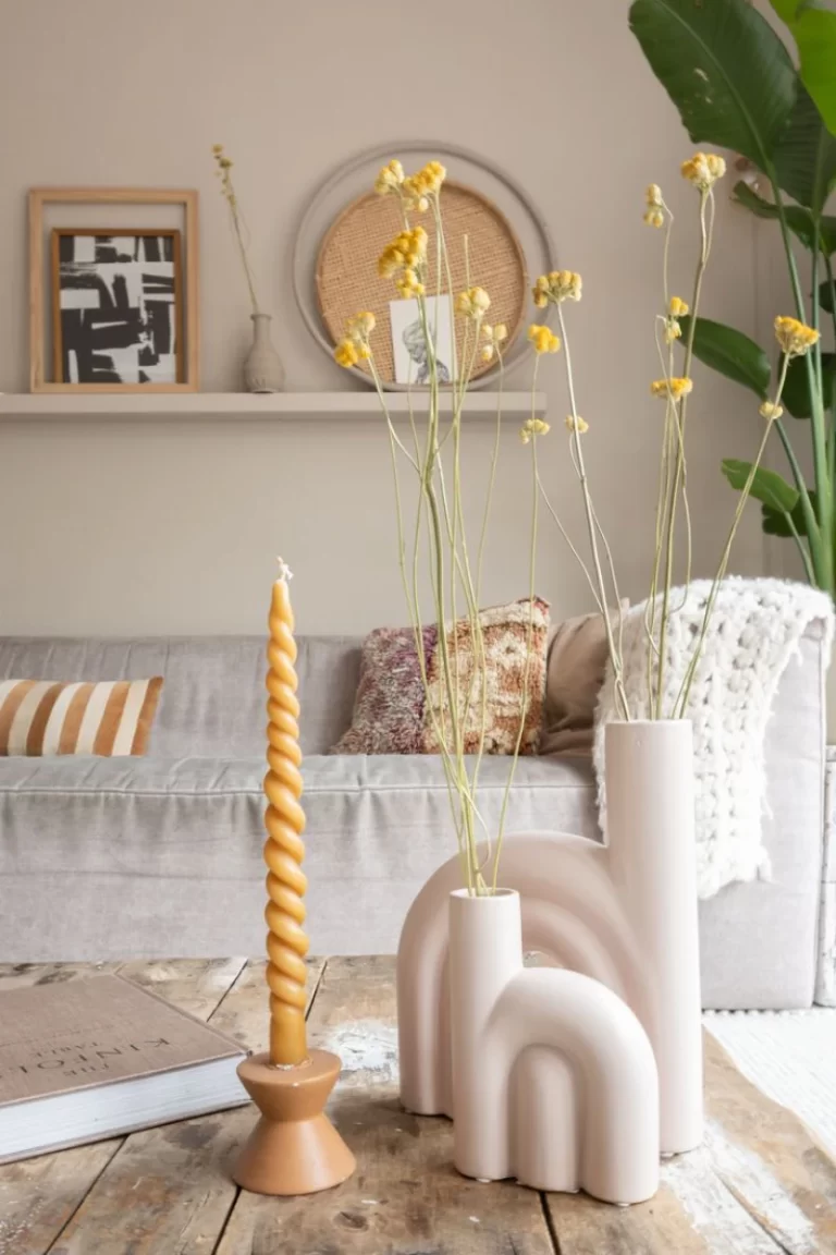 Jarrón y vela decorativa en salón
