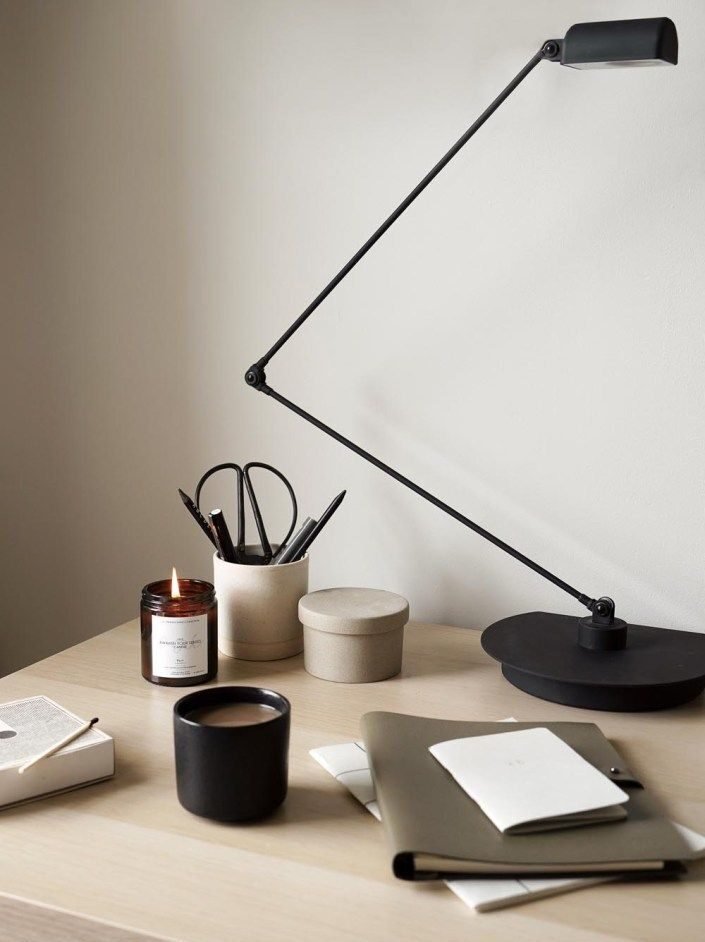 Escritorio minimalista separado de la zona de descanso para prevenir el burnout profesional