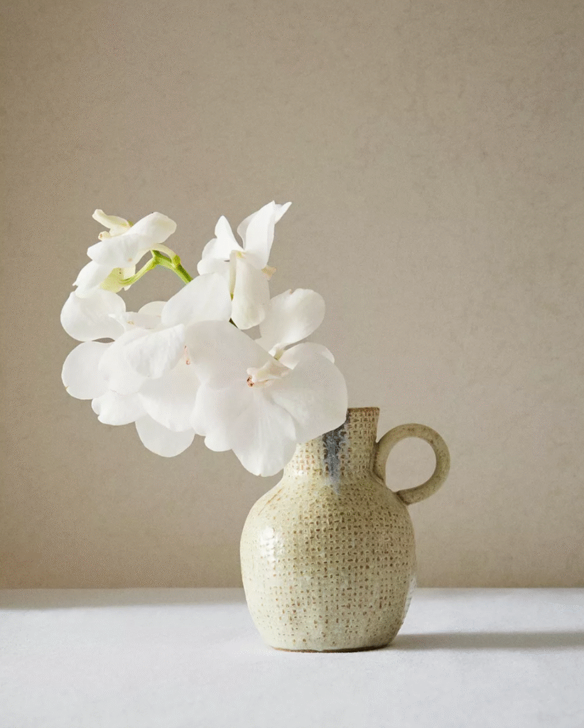 Espacio de trabajo en casa optimizado para claridad y concentración