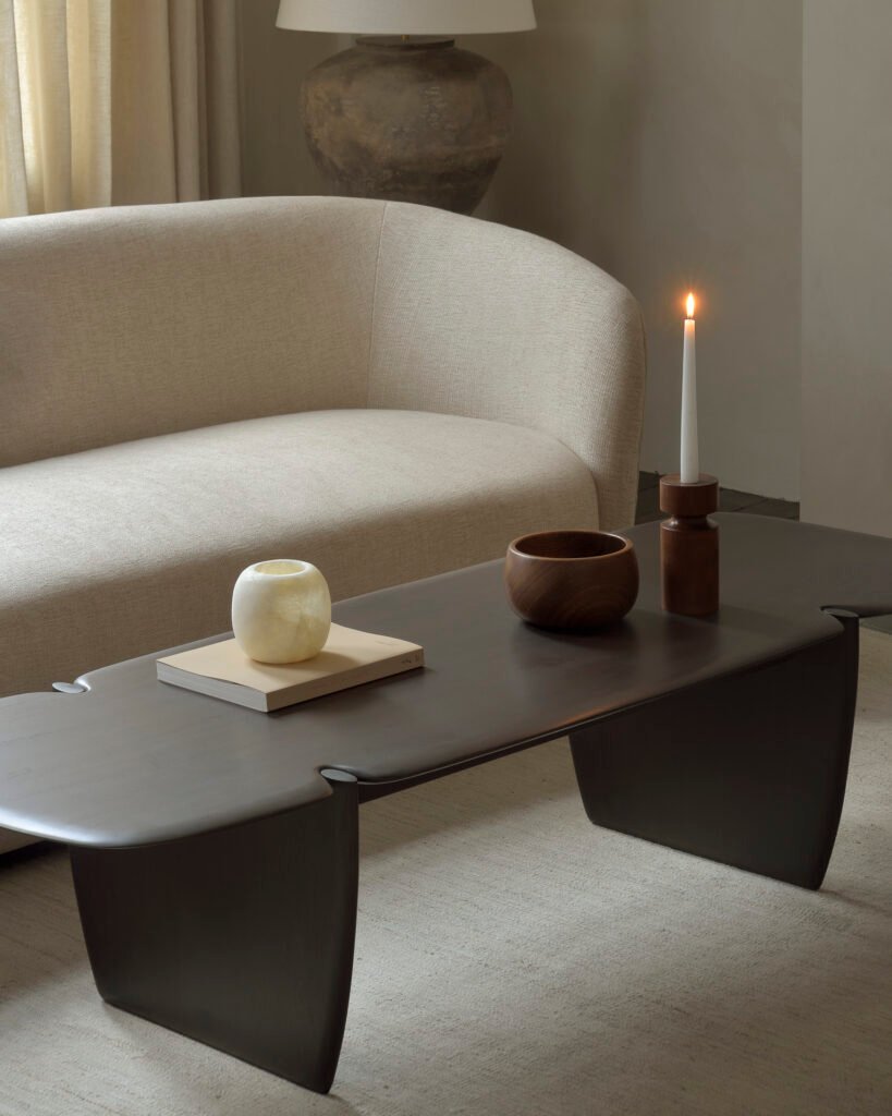 Rincón de lectura en salón de Madrid con luz cálida y textiles naturales