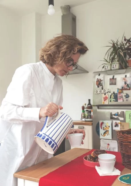 mujer-jarra-agua-casa